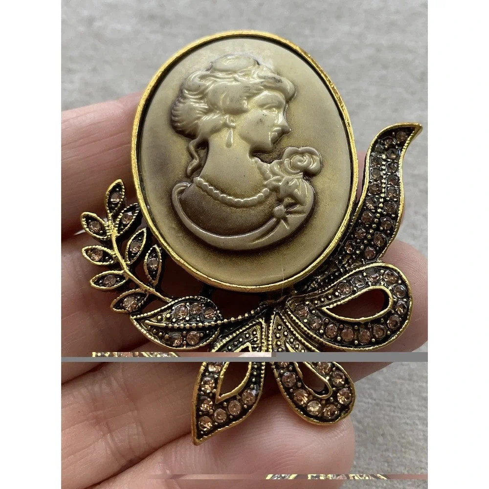 vintage-inspired gold-tone cameo brooch Beige Profile Estate Jewelry